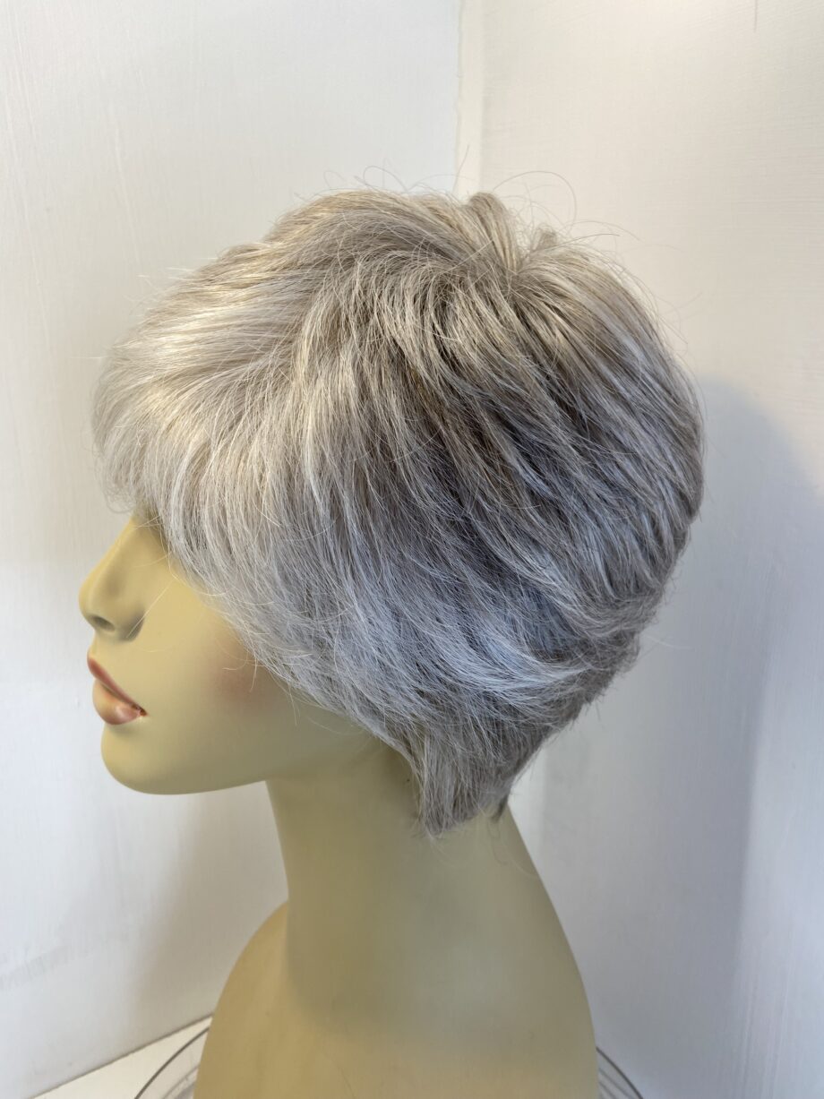Feather light grey wig. Gss221