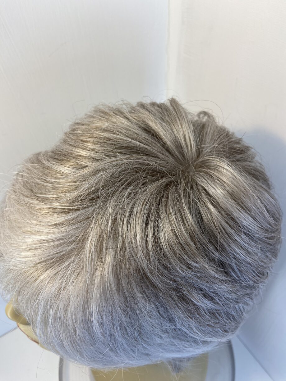 Feather light grey wig. Gss221