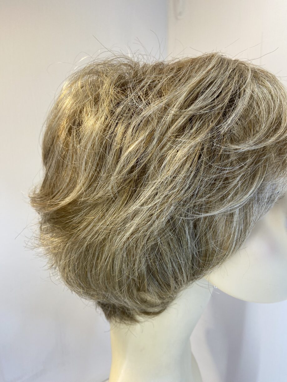 Blonde wavy wig. Blmw803