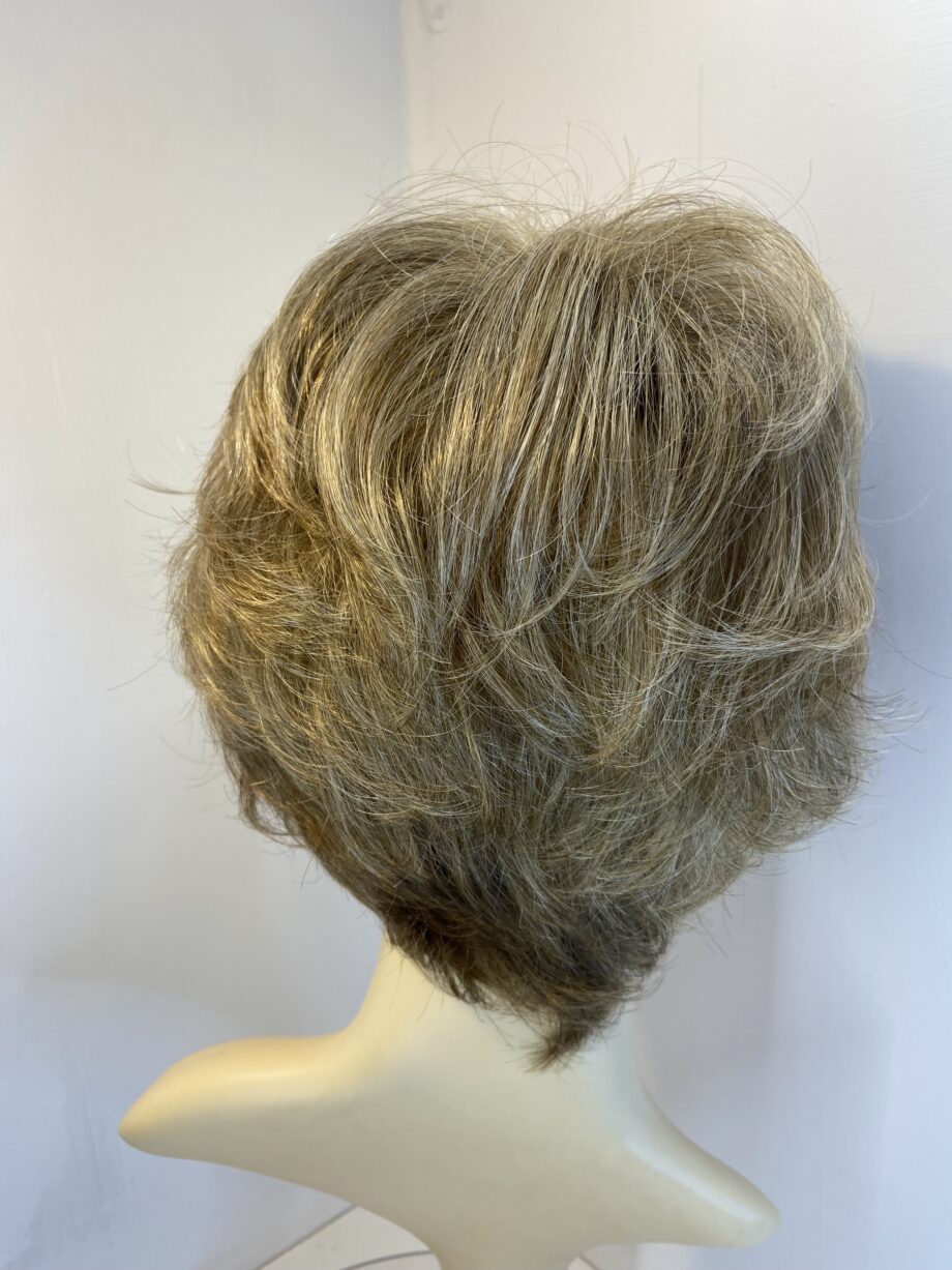 Blonde wavy wig. Blmw803