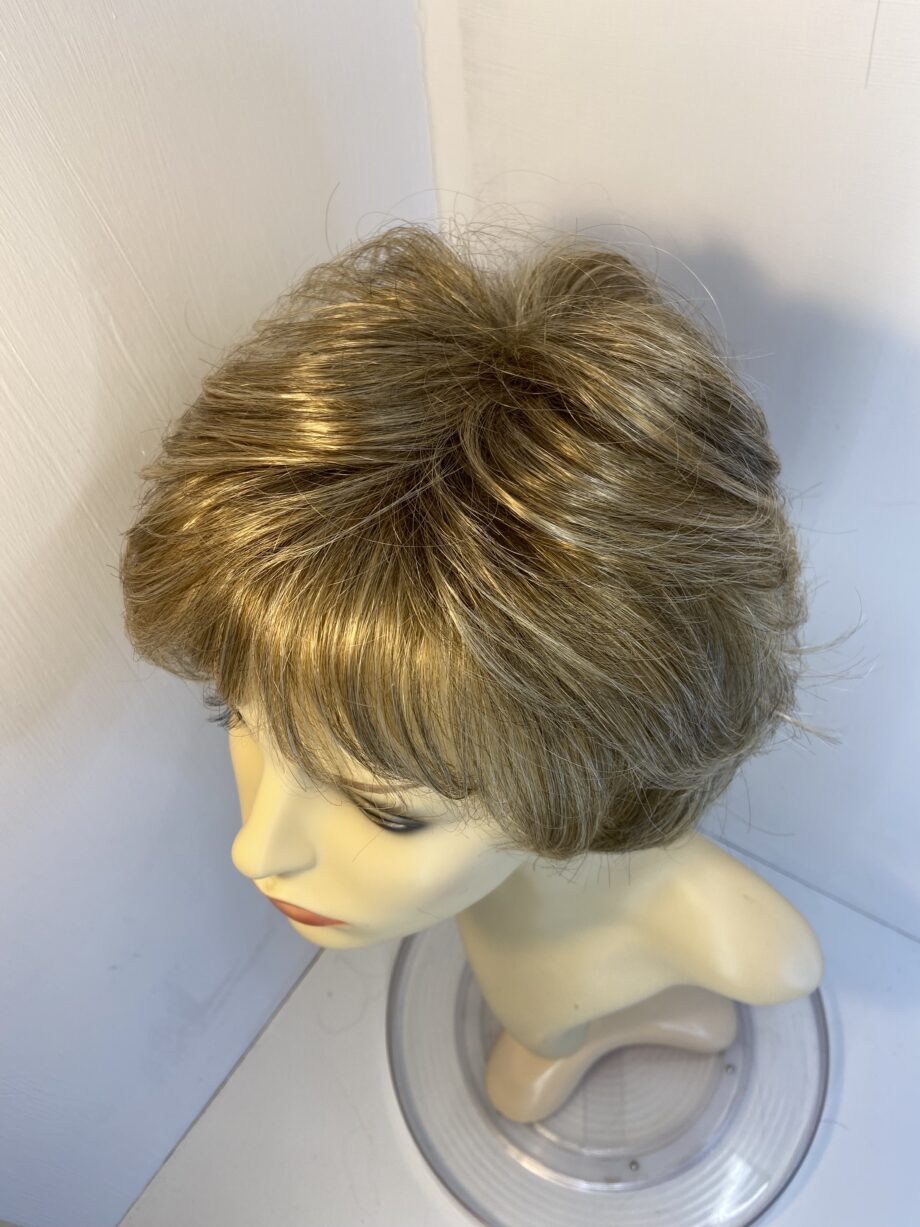 Blonde wavy wig. Blmw803