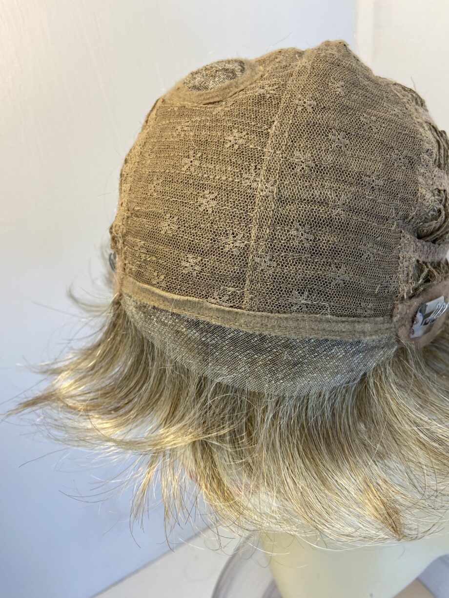 Blonde wavy wig. Blmw803