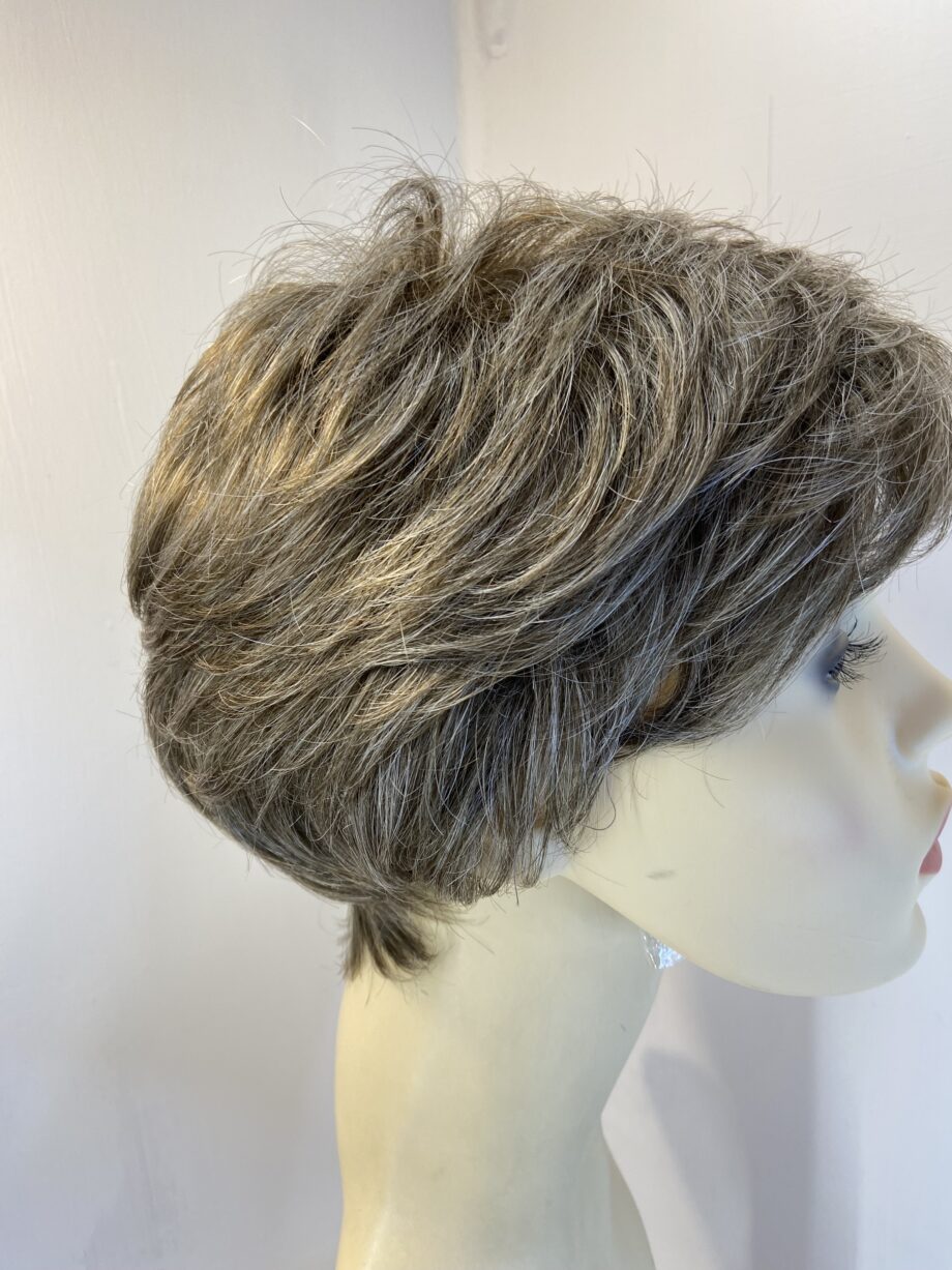 Short as new grey/brown wig. Gsw807