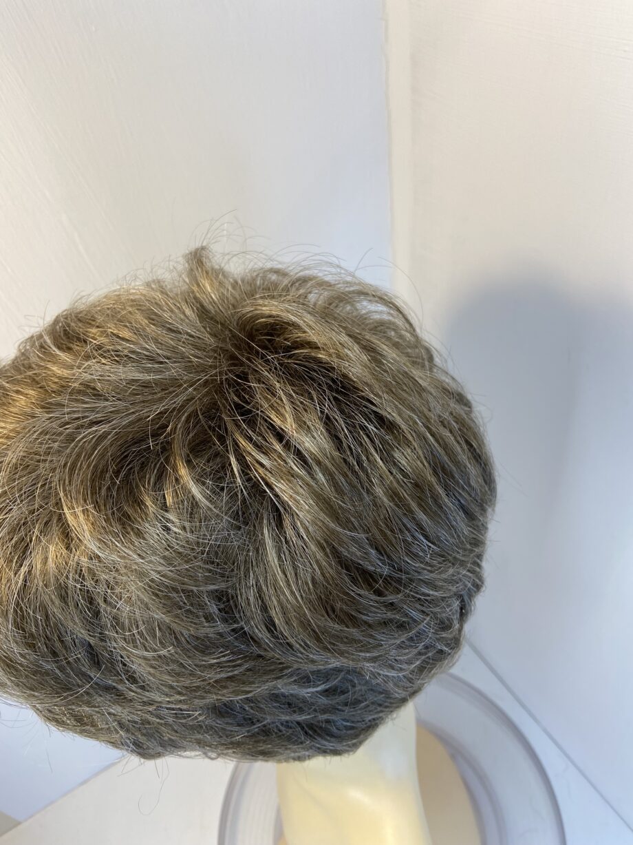 Short as new grey/brown wig. Gsw807