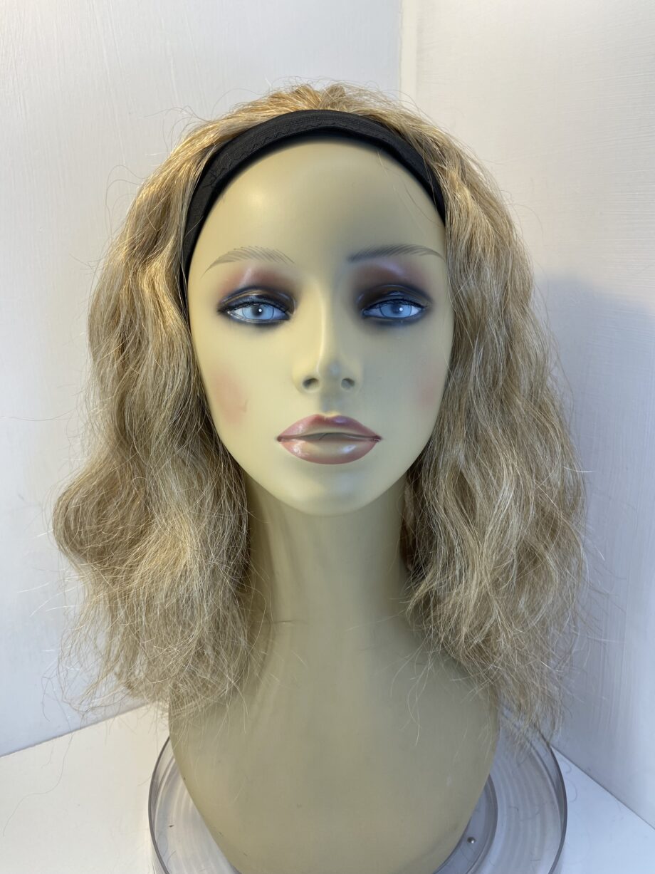 Absolutely stunning blonde wavy long wig. Bllw505