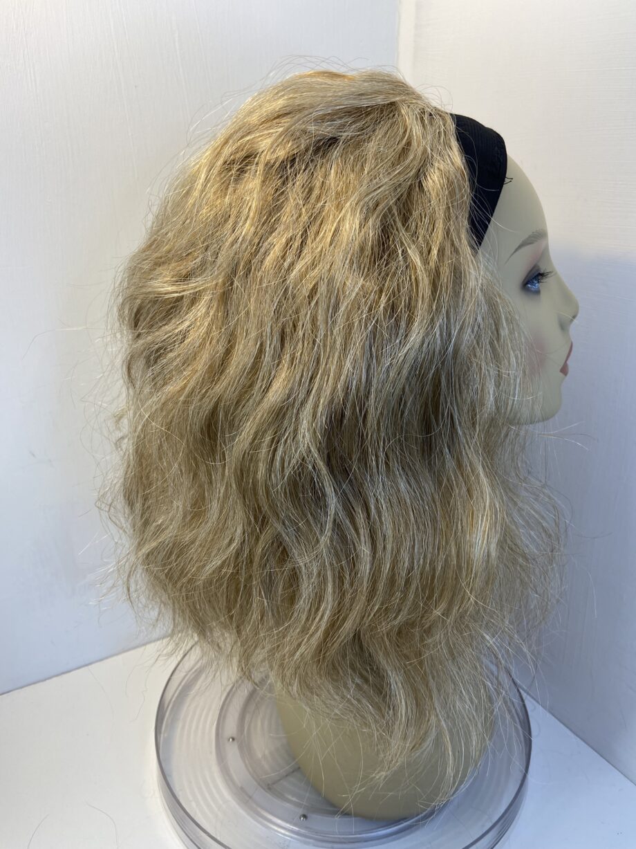 Absolutely stunning blonde wavy long wig. Bllw505