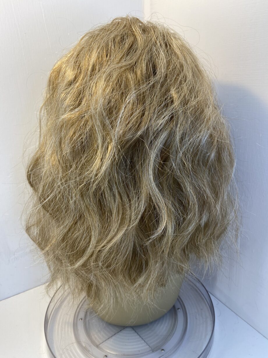 Absolutely stunning blonde wavy long wig. Bllw505
