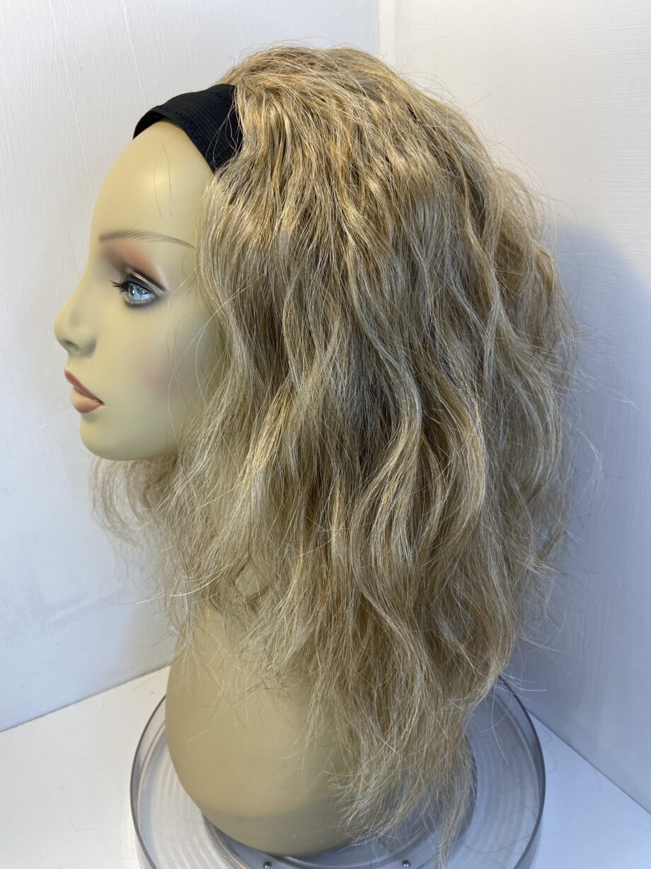 Absolutely stunning blonde wavy long wig. Bllw505