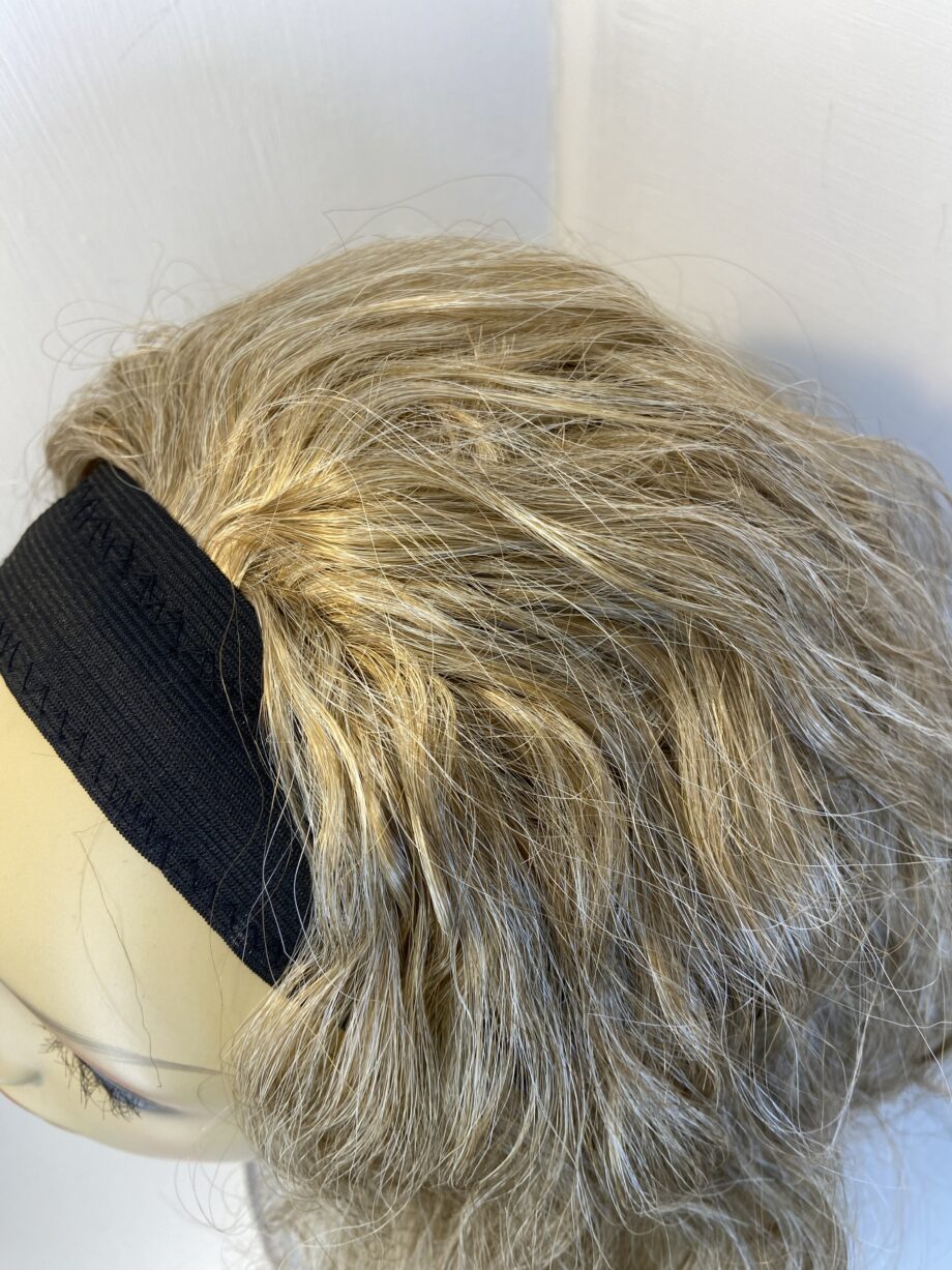 Absolutely stunning blonde wavy long wig. Bllw505