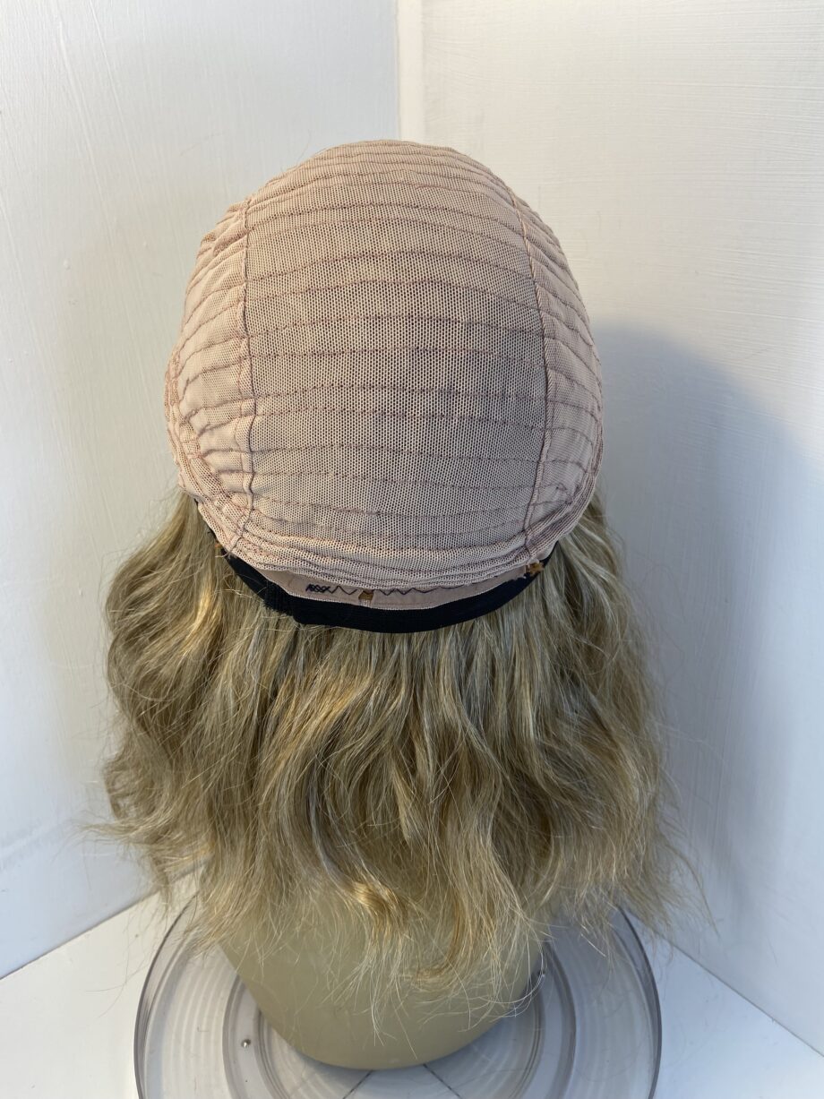 Absolutely stunning blonde wavy long wig. Bllw505