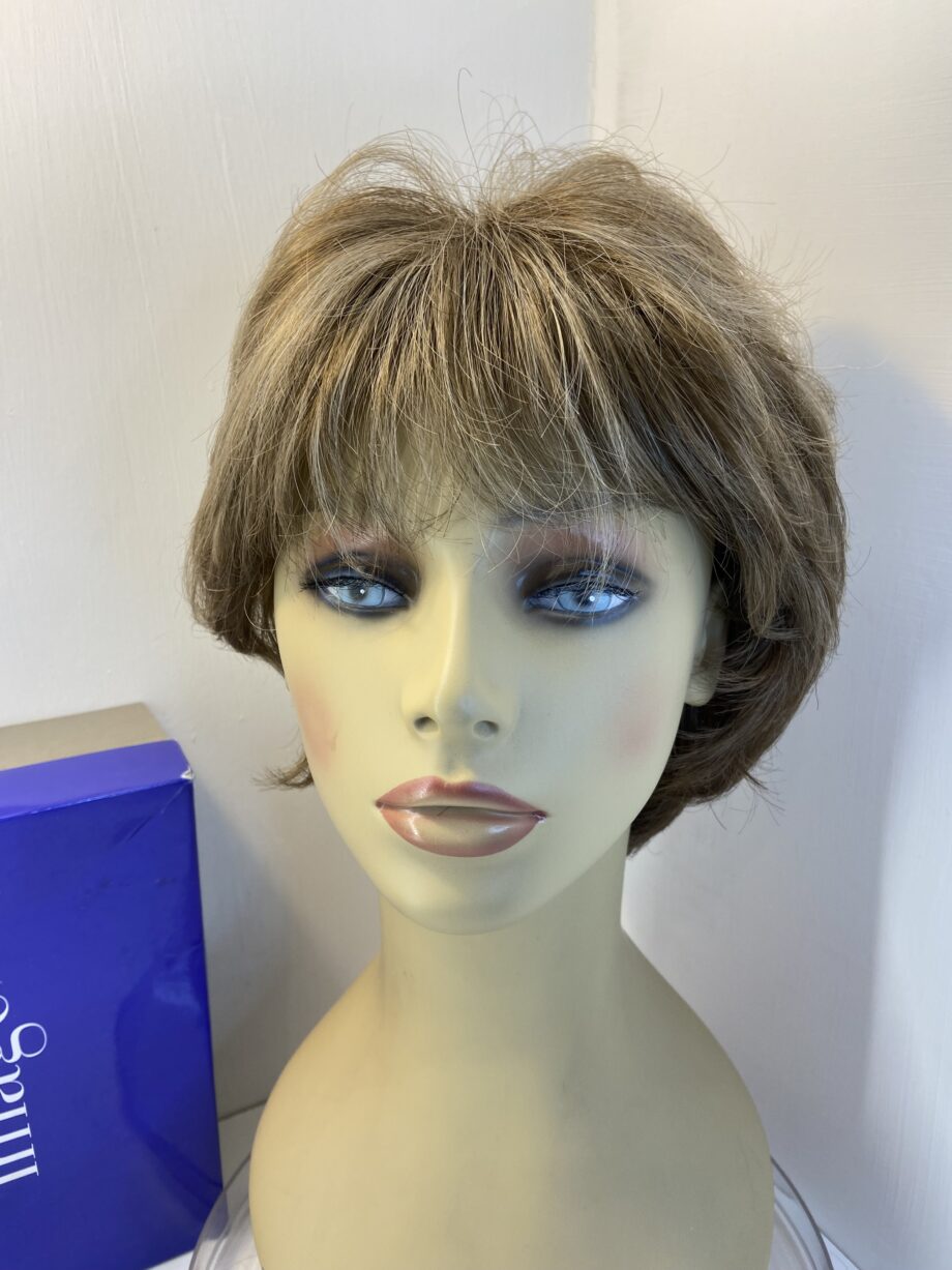 Boxed as new light brown wig. Bbrmw450