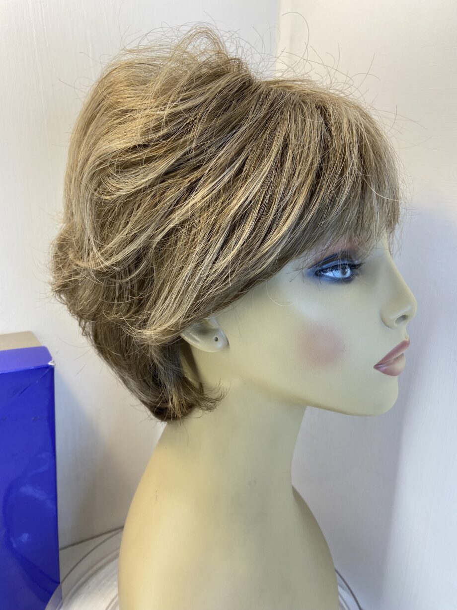 Boxed as new light brown wig. Bbrmw450