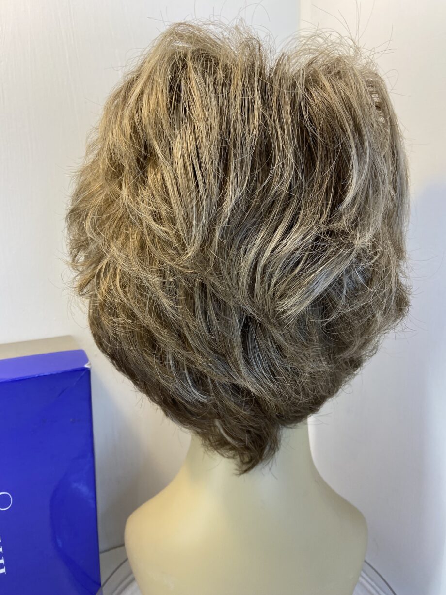 Boxed as new light brown wig. Bbrmw450