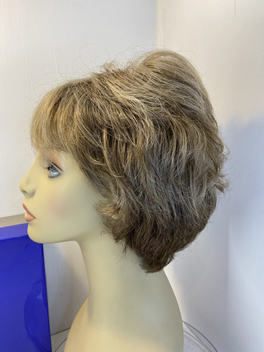 Boxed as new light brown wig. Bbrmw450
