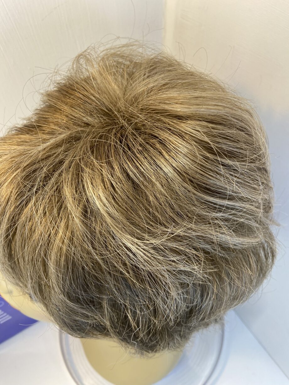 Boxed as new light brown wig. Bbrmw450