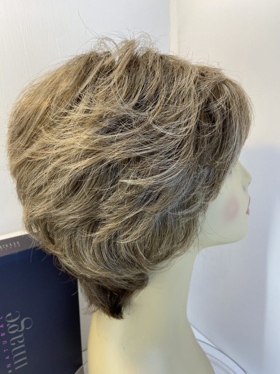 Light brown boxed wig. Bbrmw451