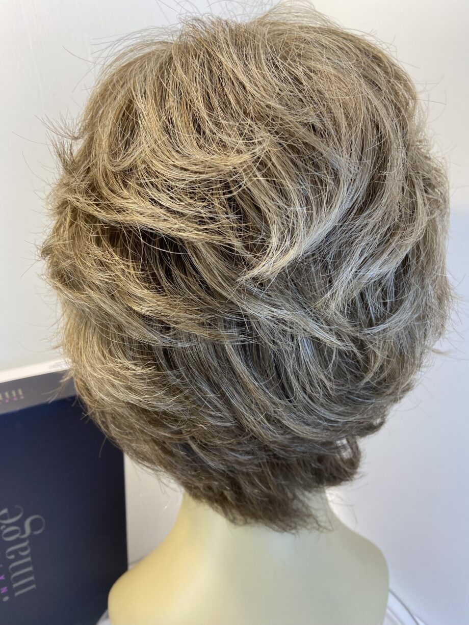 Light brown boxed wig. Bbrmw451