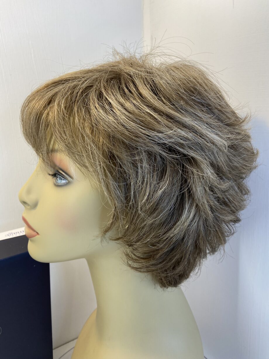 Light brown boxed wig. Bbrmw451