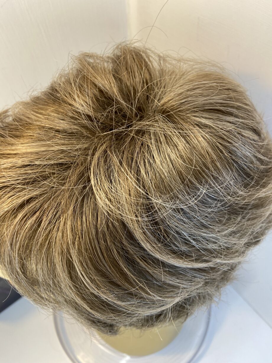 Light brown boxed wig. Bbrmw451