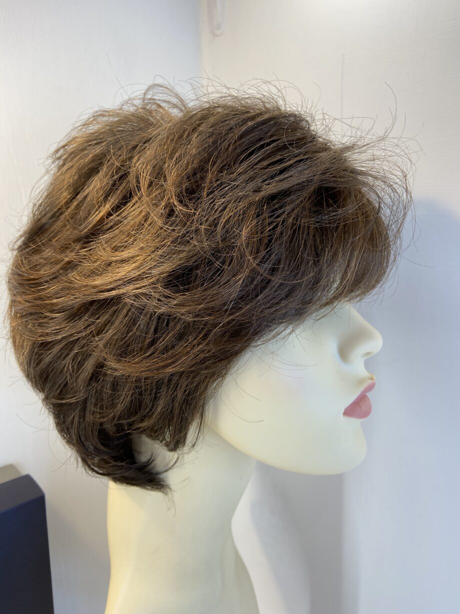 Beautiful brown wavy wig. Bbrss452