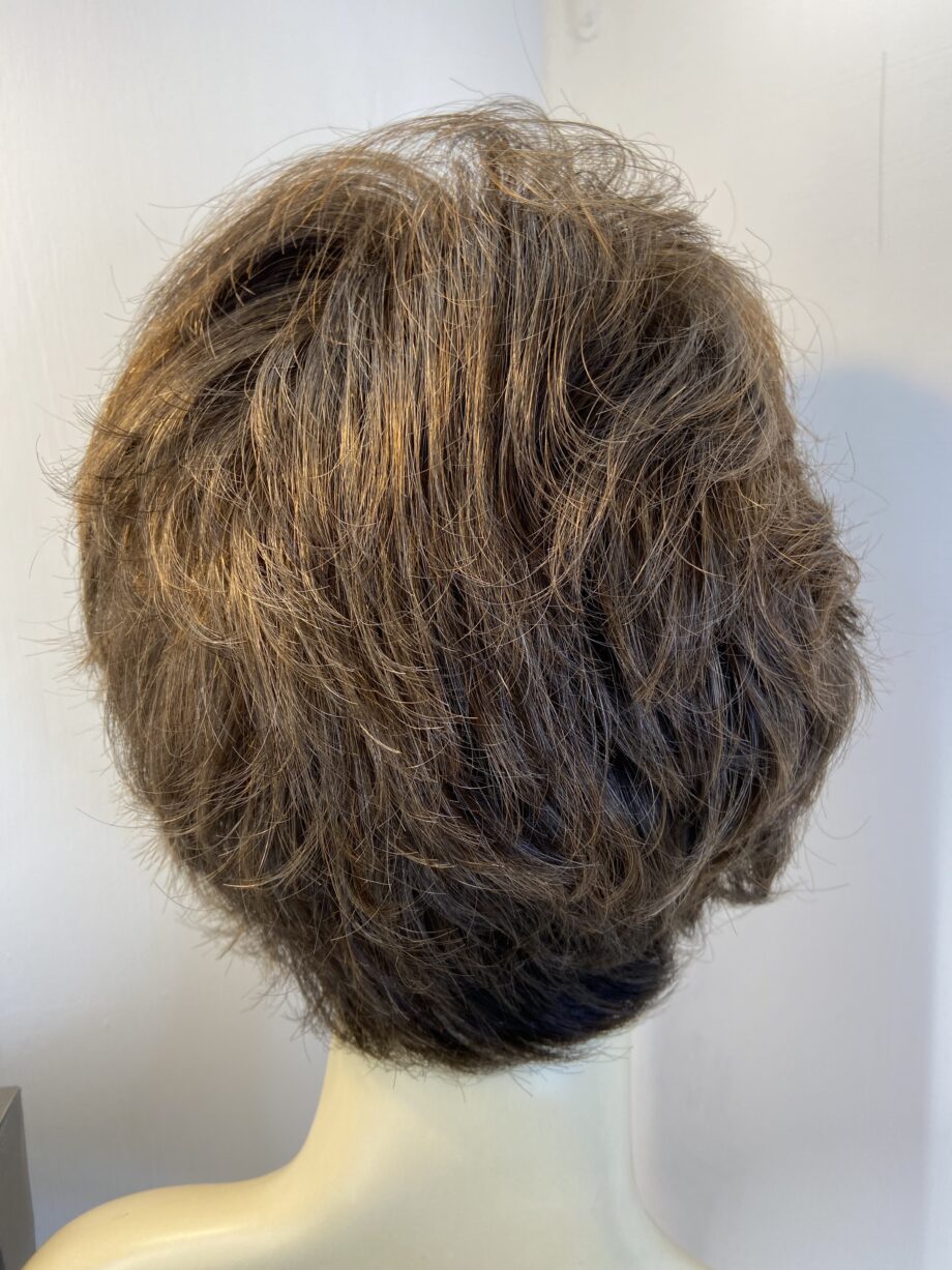 Beautiful brown wavy wig. Bbrss452