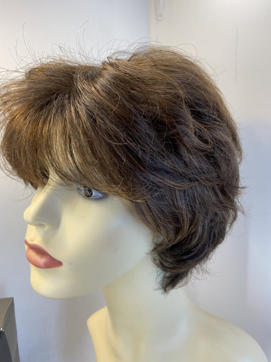 Beautiful brown wavy wig. Bbrss452