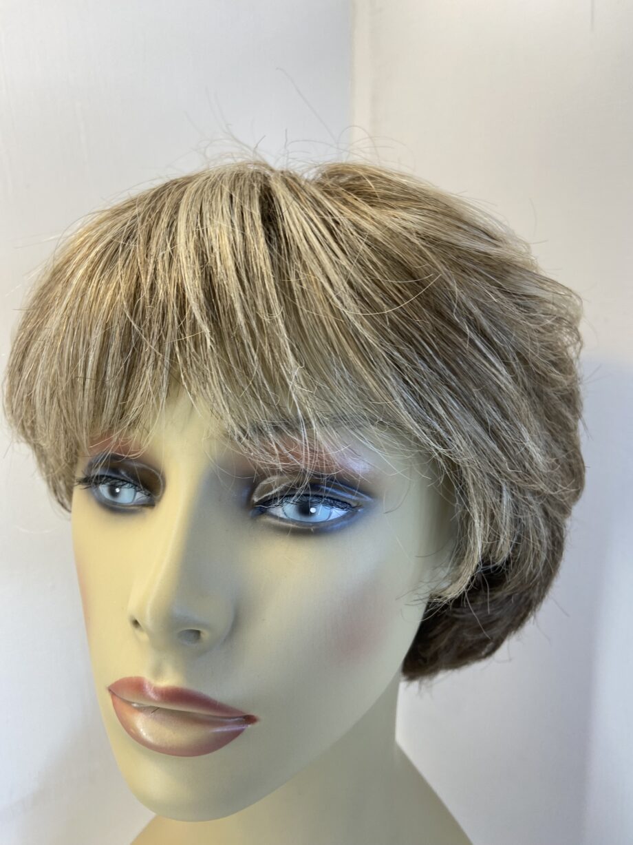 Blonde stylish wig. Blss506