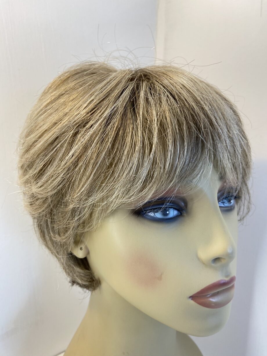 Blonde stylish wig. Blss506
