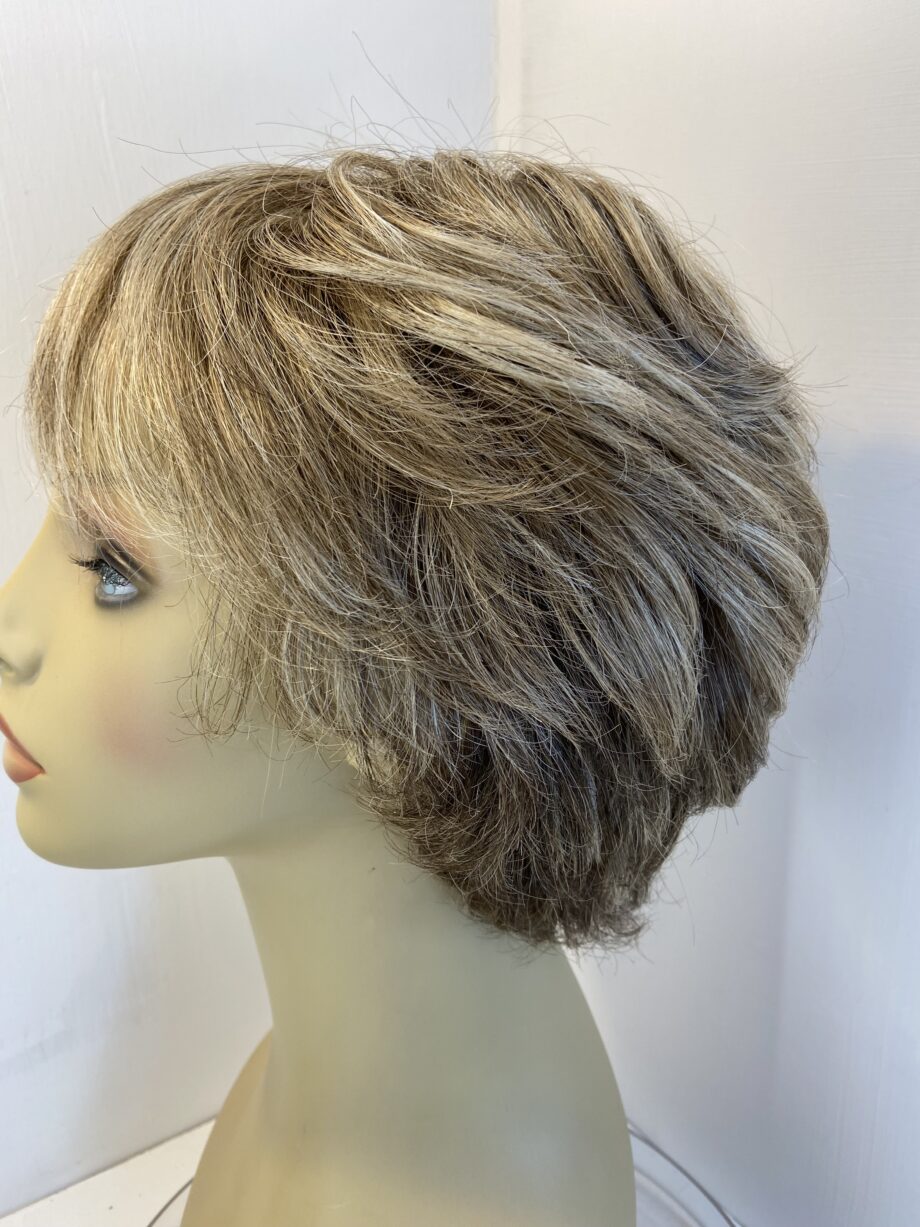 Blonde stylish wig. Blss506
