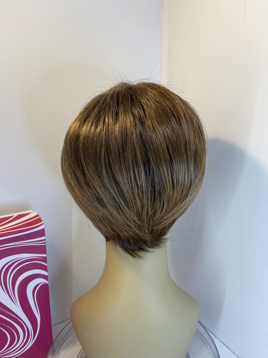 Dimples brown boxed wig. Bbrls445
