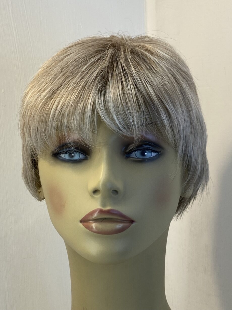Short blonde soft wig. Gss311