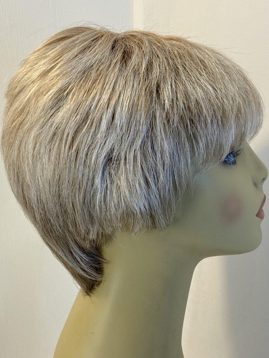 Short blonde soft wig. Gss311