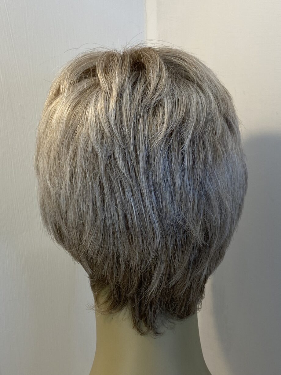 Short blonde soft wig. Gss311