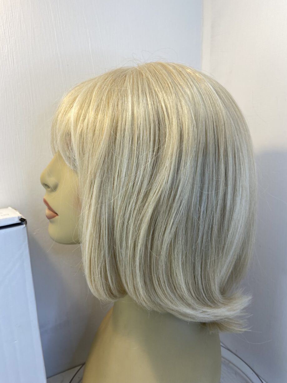 New blonde long wig. Bblms458