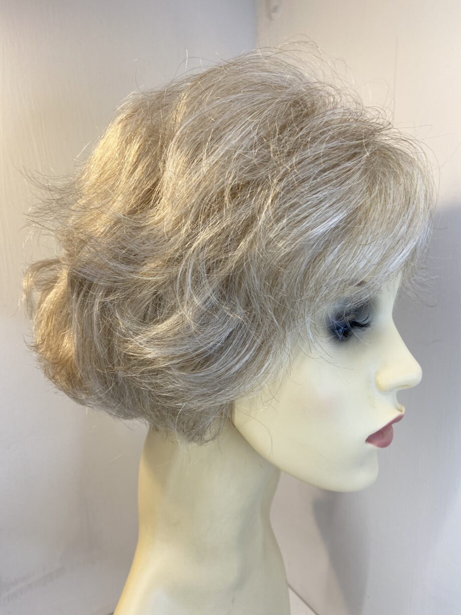 Light blonde as new wig. Blmw713