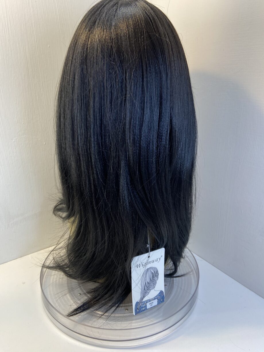 New stunning long black wig. Blls415
