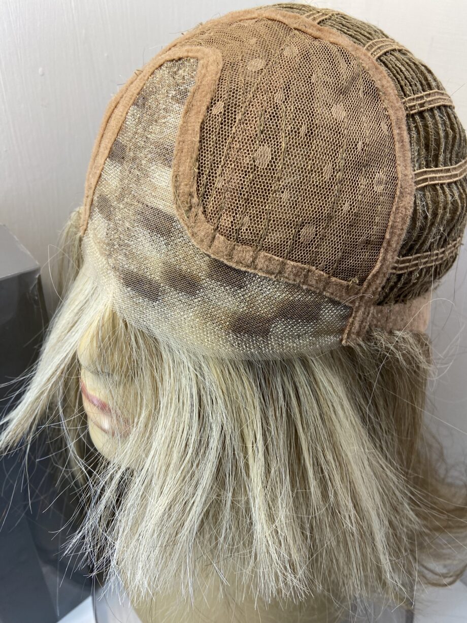 Long pale golden honey wig. Bbllw464