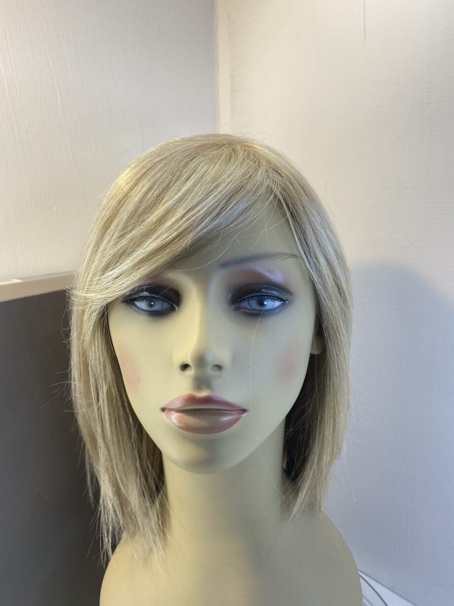 New blonde long wig. Bblls472
