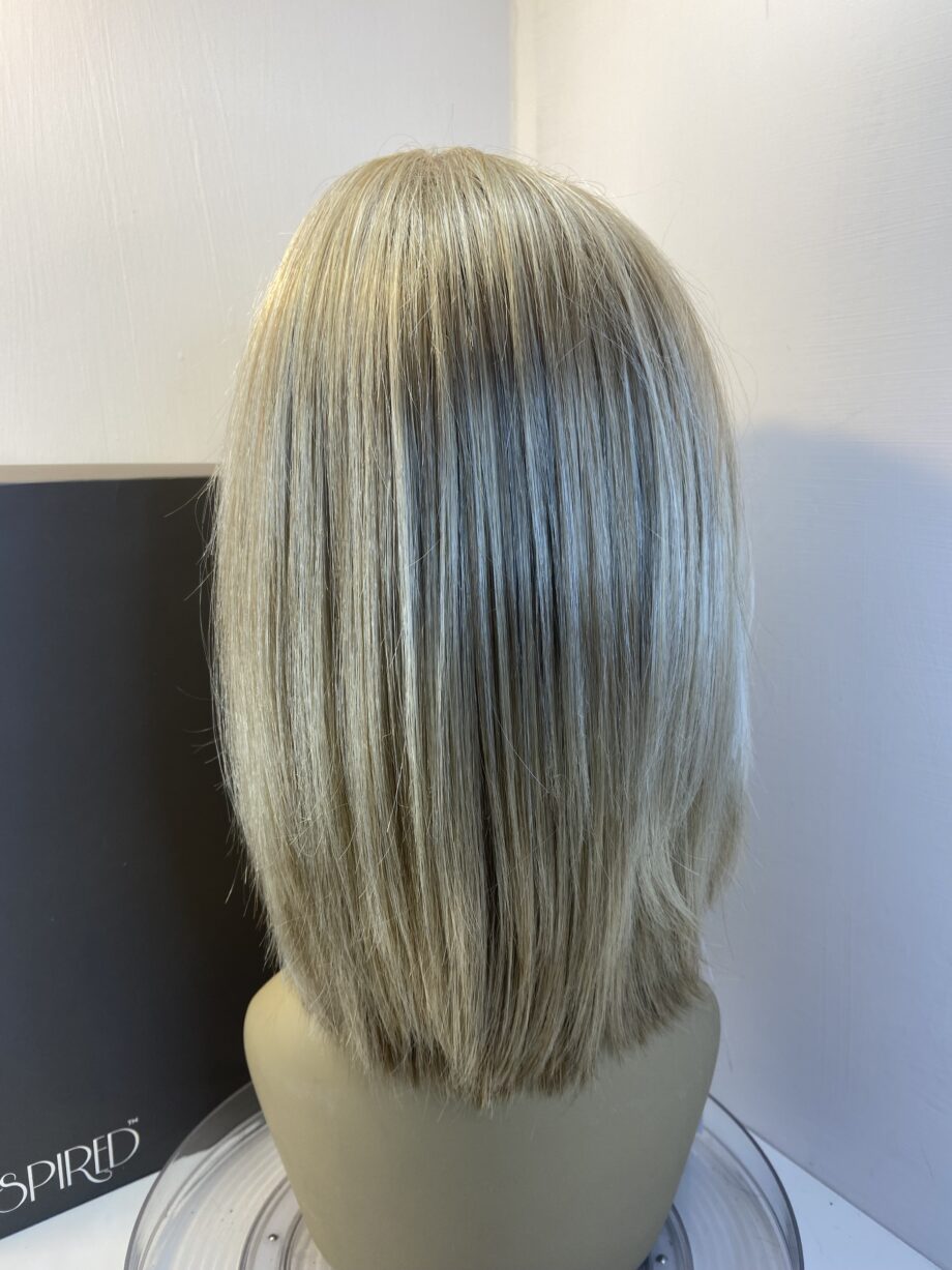 New blonde long wig. Bblls472