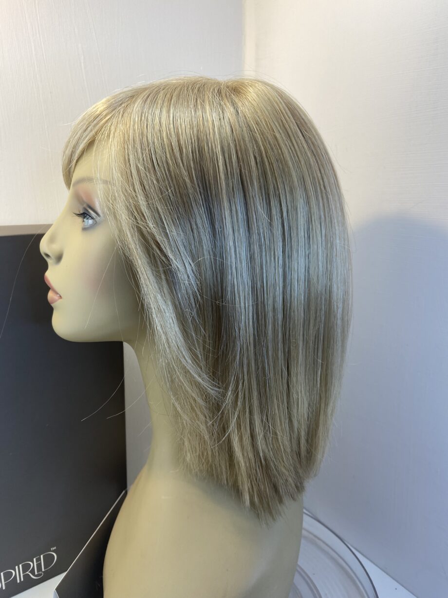 New blonde long wig. Bblls472