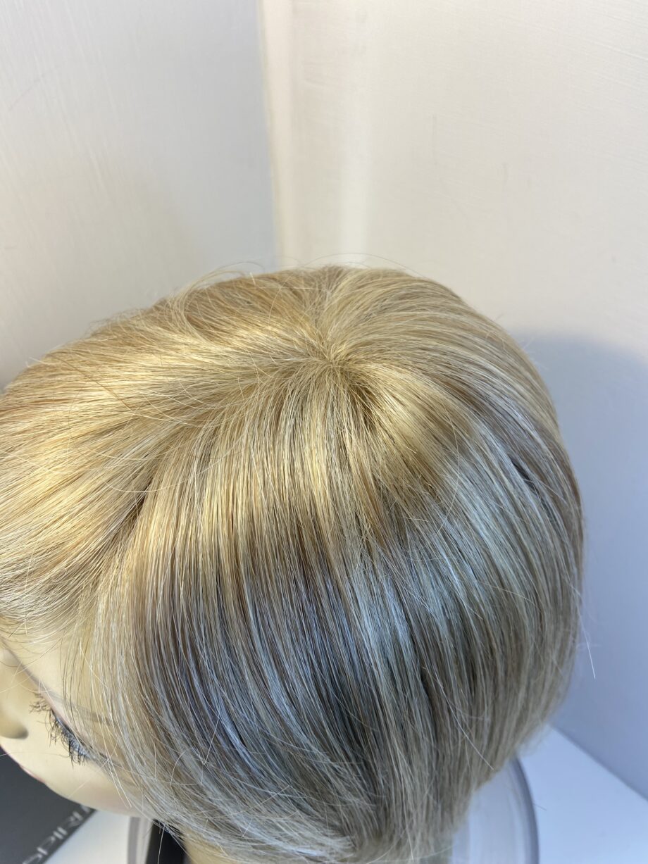 New blonde long wig. Bblls472