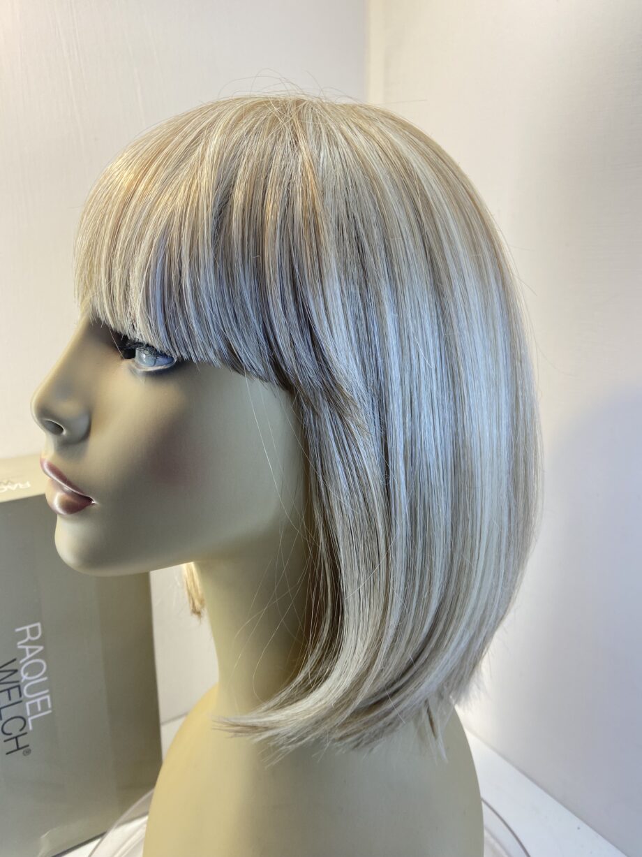 Raquel Welch blonde boxed wig. Bblls475