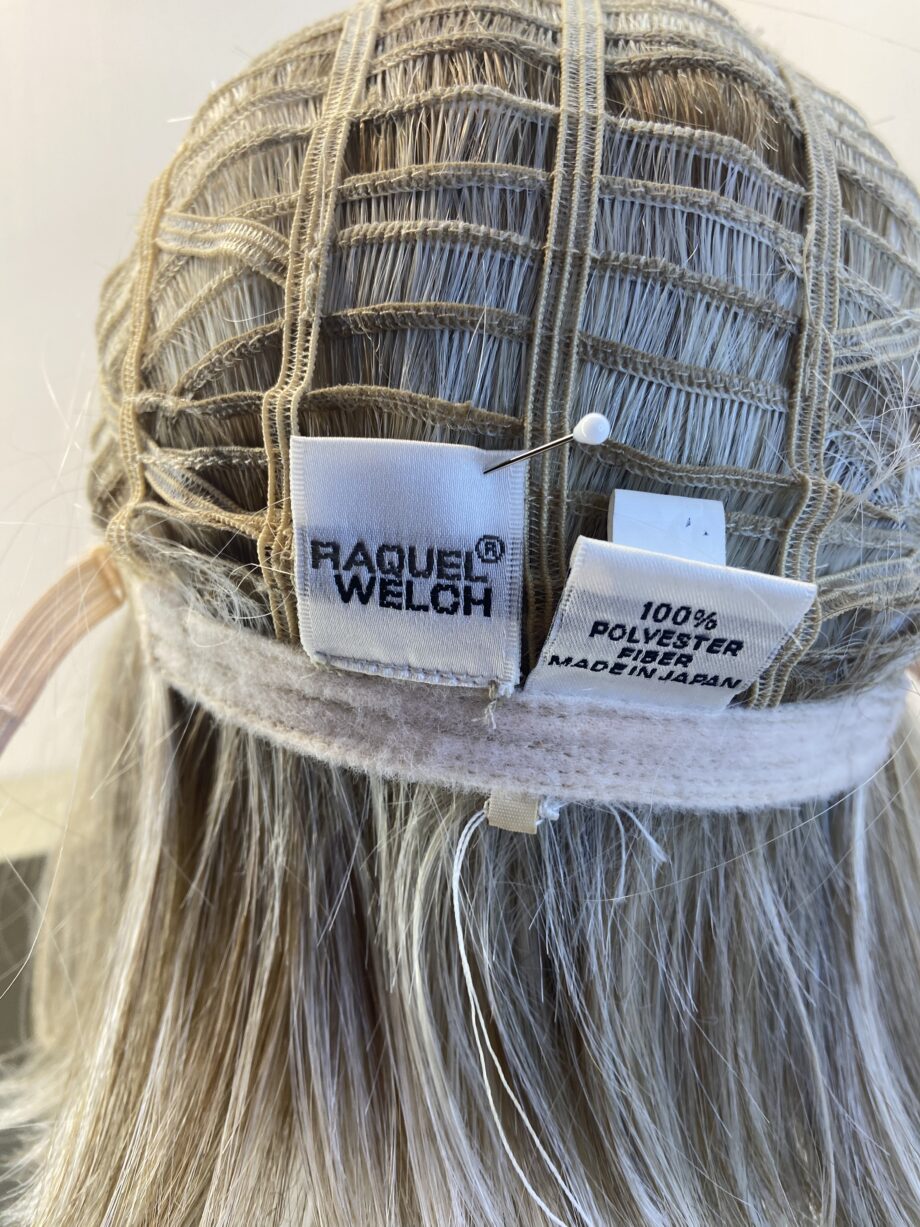 Raquel Welch blonde boxed wig. Bblls475