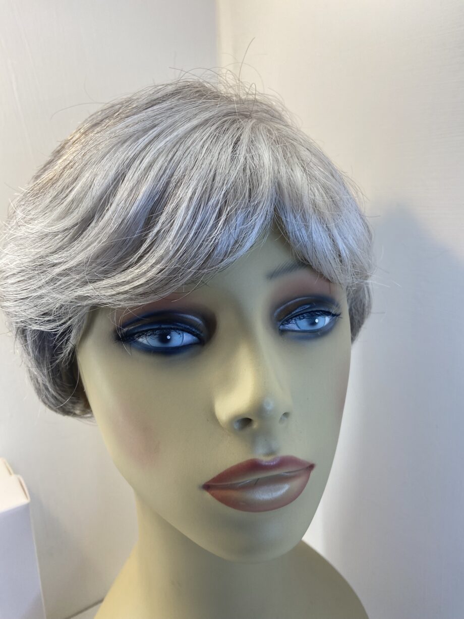 Boxed silver stone sentoo collection wig. Bgsw476