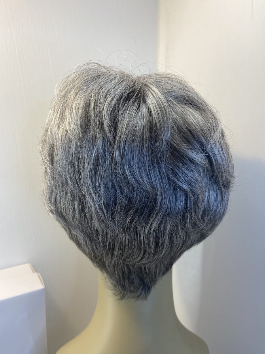 Boxed silver stone sentoo collection wig. Bgsw476