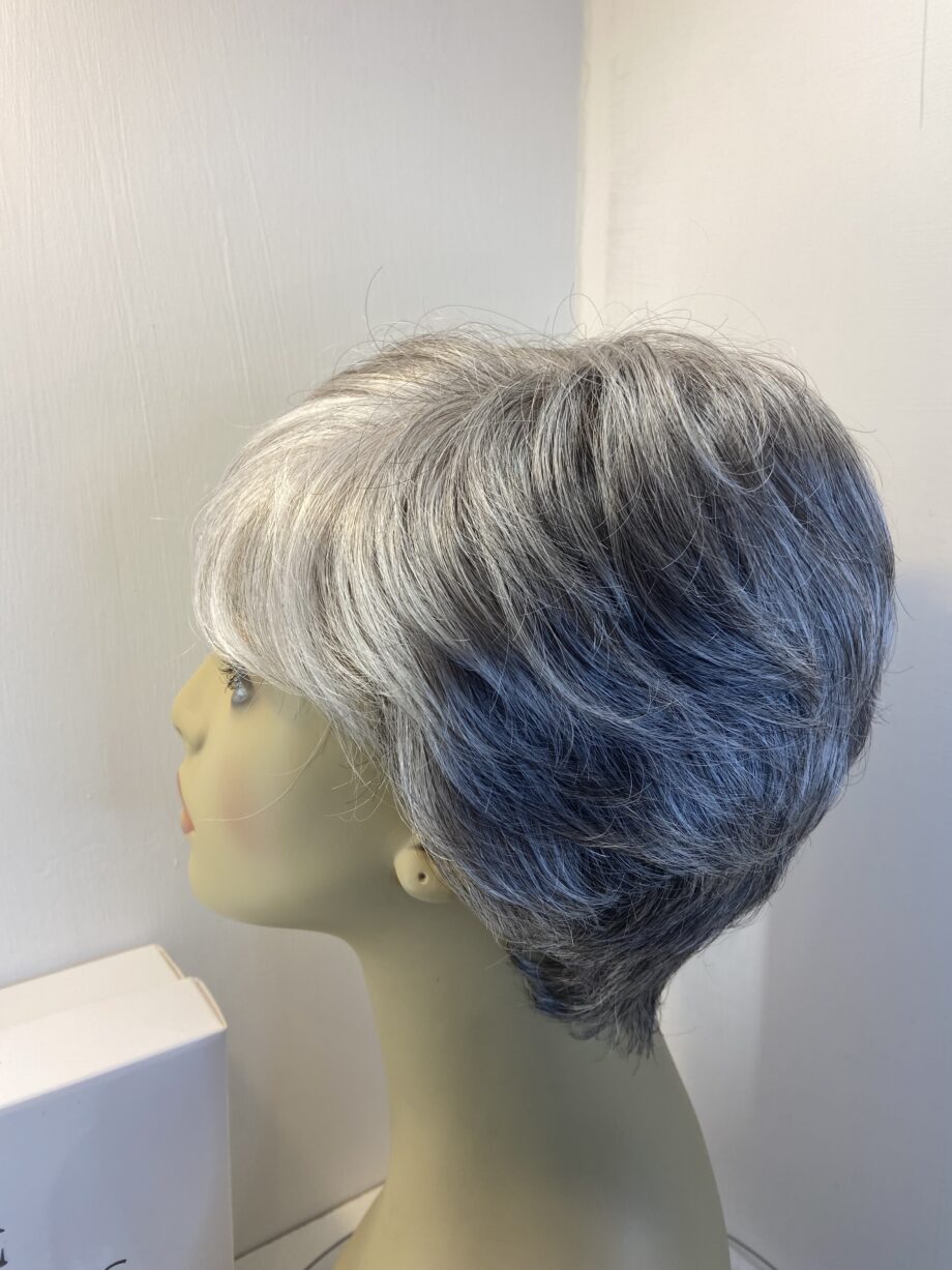 Boxed silver stone sentoo collection wig. Bgsw476
