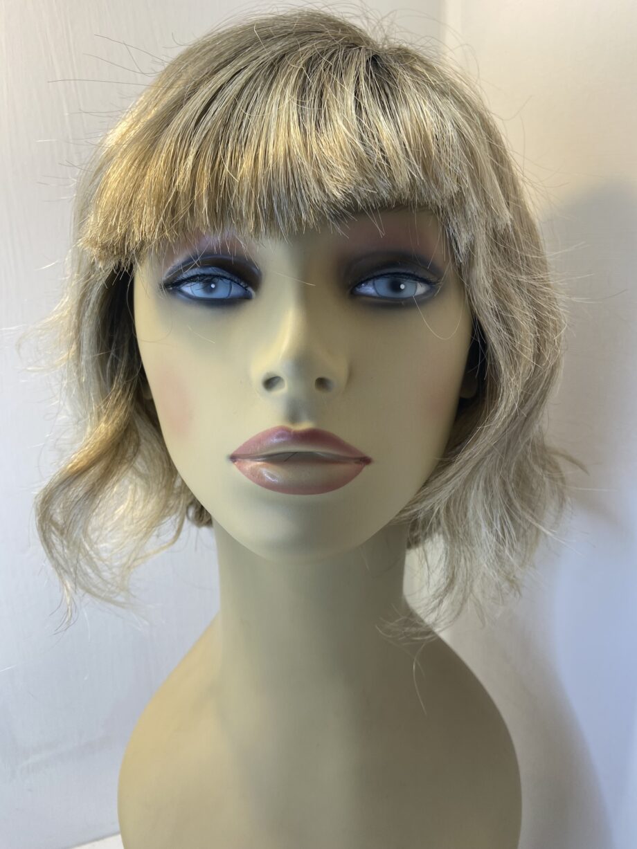 Blonde wavy Ellen Willie wig. Blmw516