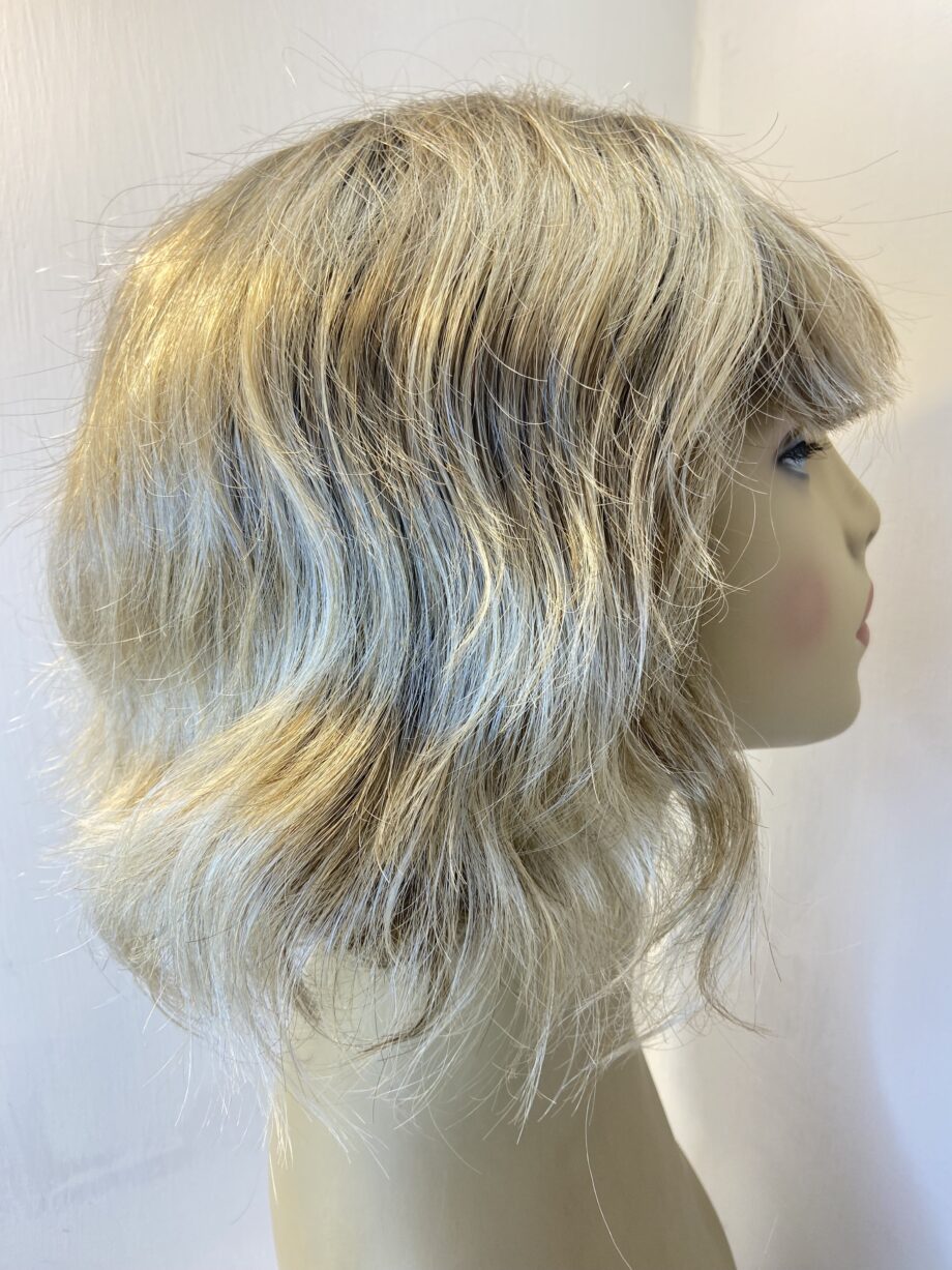 Blonde wavy Ellen Willie wig. Blmw516