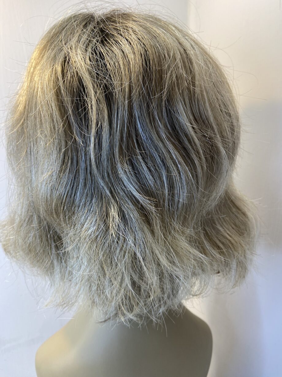 Blonde wavy Ellen Willie wig. Blmw516