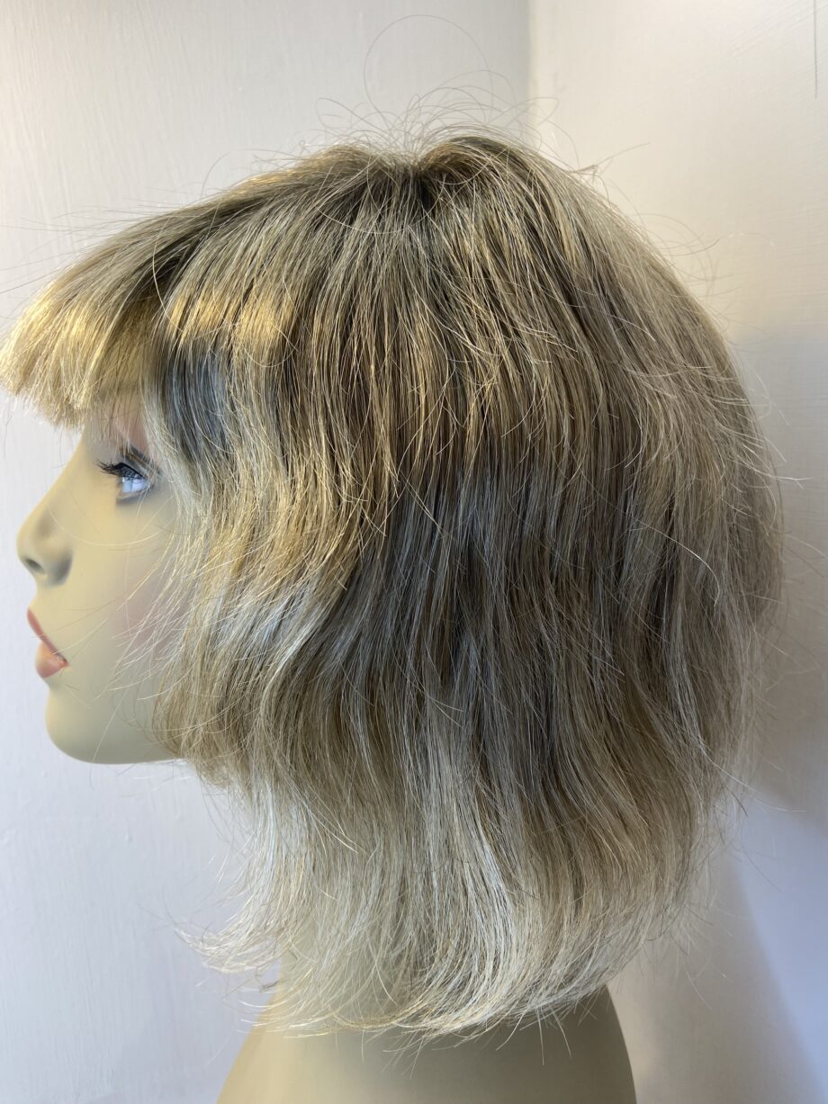 Blonde wavy Ellen Willie wig. Blmw516